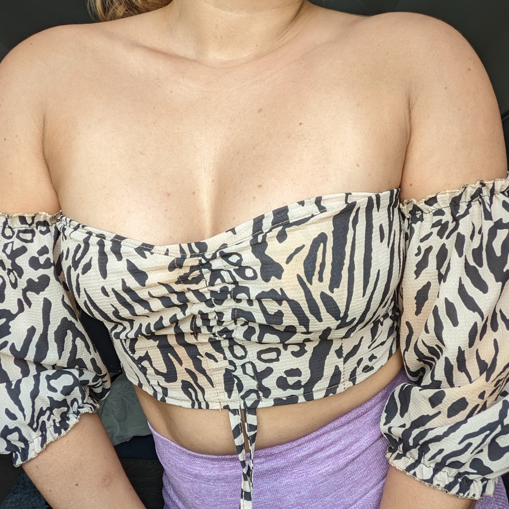 Boohoo, leopard print crop top, new, size 6